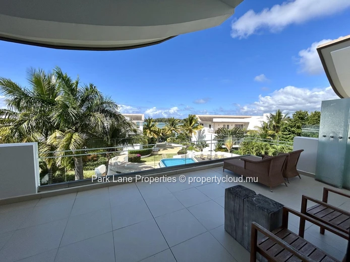 Appartement de Luxe en Bord de Mer avec Vues Imprenables et Piscine Commune à Haute Rive, 800 000 $