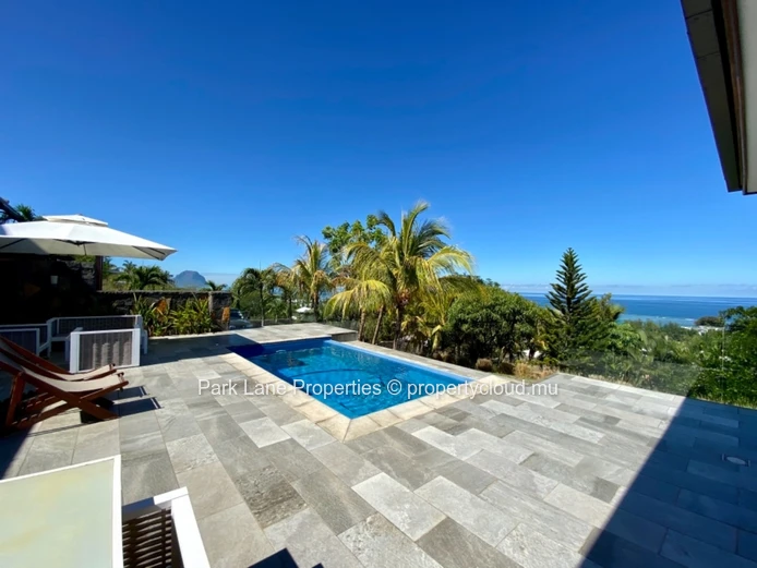 Villa d'exception en flanc de montagne avec vue mer