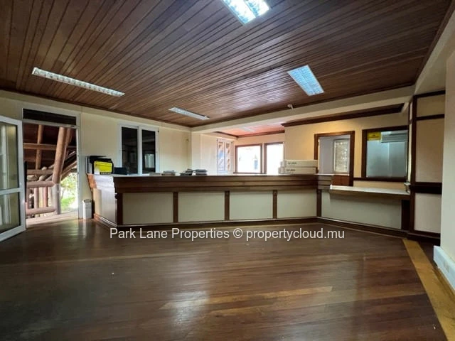 Professional and spacious office space of 302 m² in Trianon – Ready for immediate use