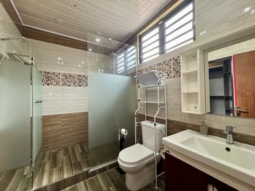 6 Bedroom House