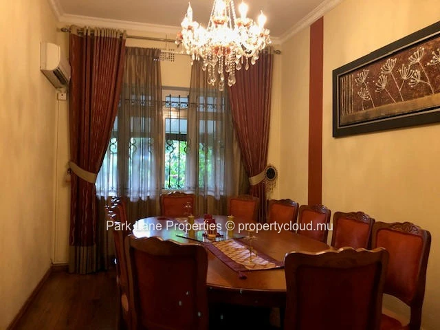 Grande maison à étage avec entrées séparées à Quatre Bornes – Idéale pour une famille nombreuse