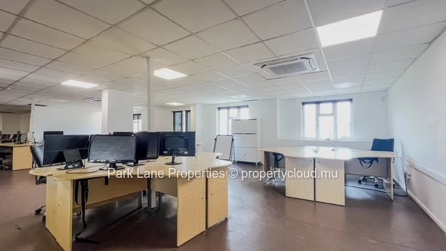 Bureau spacieux de 270 m² entièrement équipé avec parking au centre de Quatre Bornes