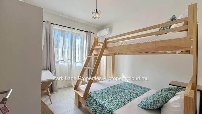 West Coast Comfort: Ground Floor Apartment with Private Garden in Cascavelle