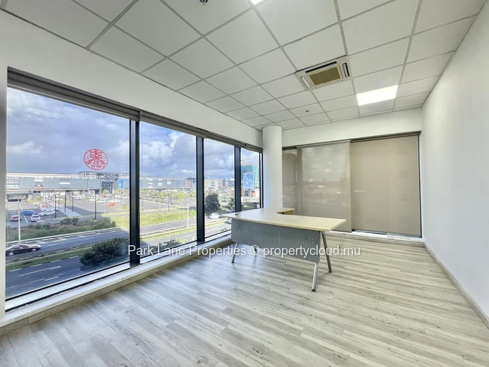 Bureau moderne de 366 m² à louer à Cybercity Ébène – Emplacement d’affaires de premier choix