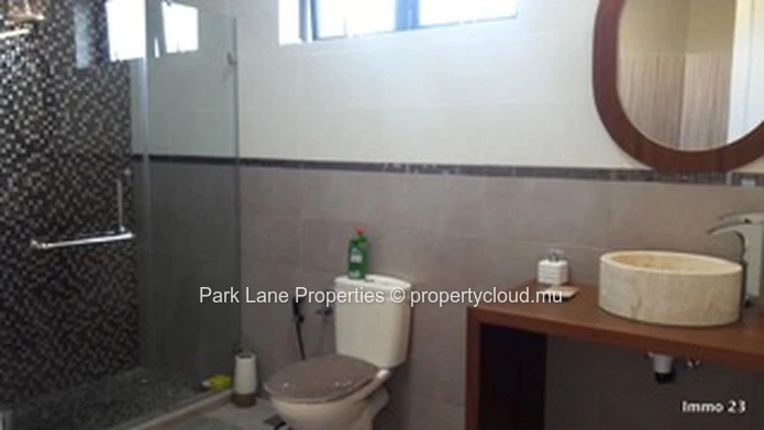 Spacious 3-bedroom apartment with terrace in secure residential complex in Rose Hill