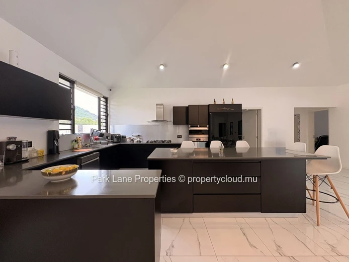 Villa moderne de luxe à Tamarin avec piscine privée et vue montagne