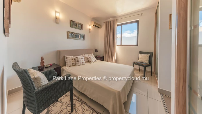Beach access penthouse with beautiful mountain views