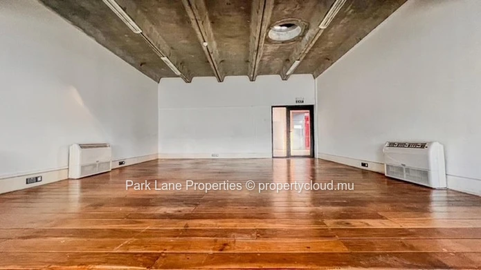Modern office space in Phoenix – ground floor + mezzanine – strategic location & green surroundings
