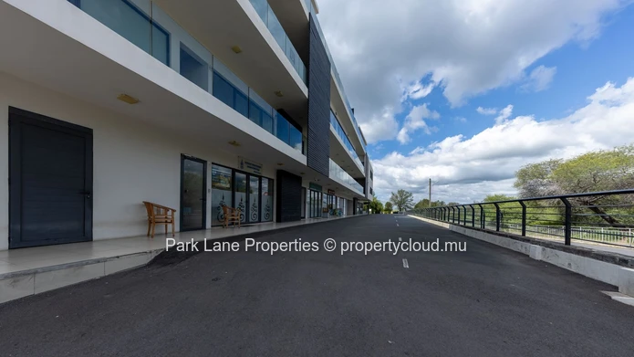 Espace commercial moderne avec vue emblématique sur les montagnes de la côte Ouest