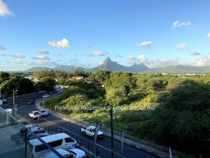 Espace commercial moderne avec vue emblématique sur les montagnes de la côte Ouest