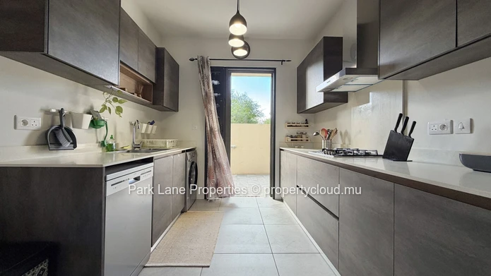 West Coast Comfort: Ground Floor Apartment with Private Garden in Cascavelle
