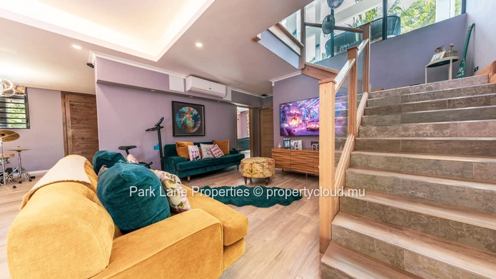 Magnificent fully renovated contemporary property close to Balaclava beach.