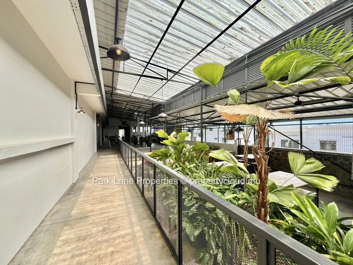 Bureaux Modernes dans le Projet Innovant Nouvelle Usine à Floréal