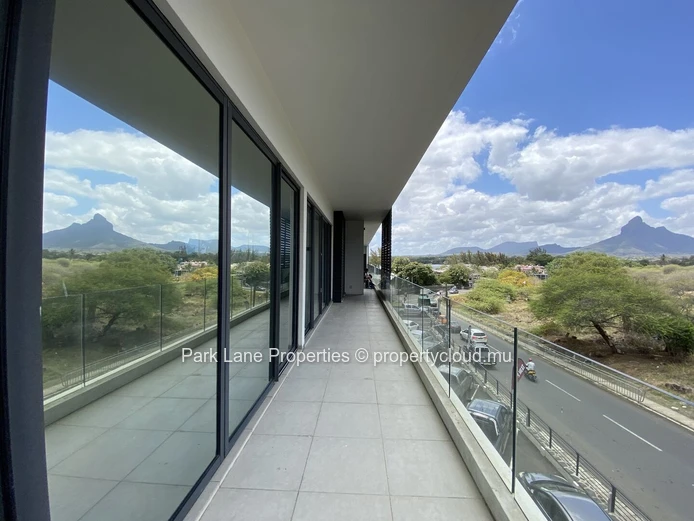 Espace commercial moderne avec vue emblématique sur les montagnes de la côte Ouest
