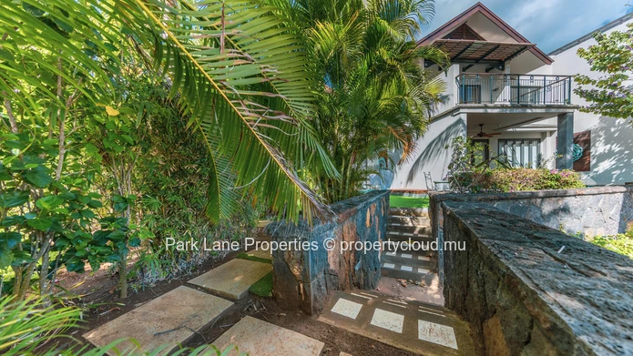 Live the Marina Lifestyle – 3-Bedroom Townhouse with Plunge Pool & Private Mooring