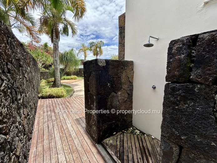 Villa Charmante de Style Colonial avec Cottage d’Invités dans le Domaine Exclusif de Bon Espoir