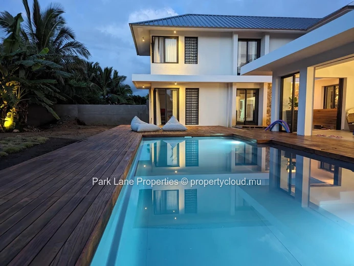 Luxurious gated residence in Piton
