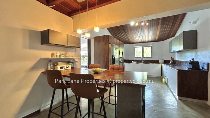 Élégante maison coloniale dans un complexe résidentiel prestigieux