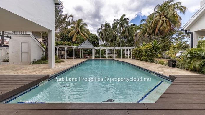 Prestigious villa close to the beach