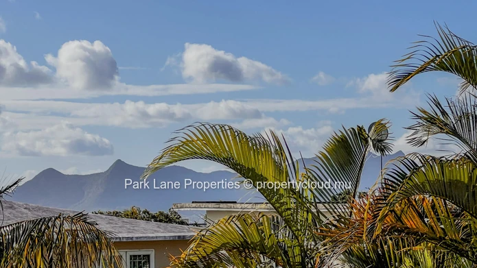 Charming family home in Floréal – Peaceful setting, enhanced security & mountain views