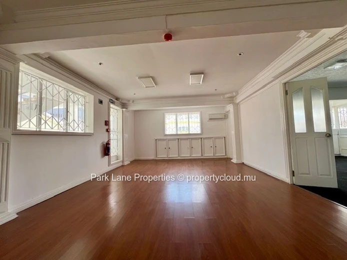 Bureau Spacieux de 231 m² au Premier Étage à Quatre Bornes