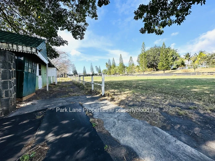 Large plot of land ready for development, just a stone's throw from the beach.
