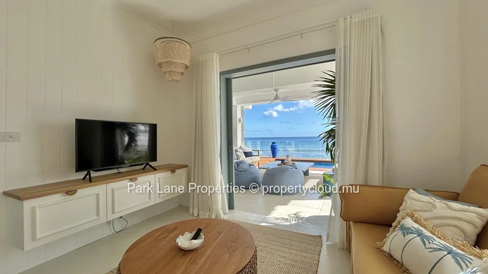 Stylish Beachfront Villa in Tamarin – Perched above the Sea