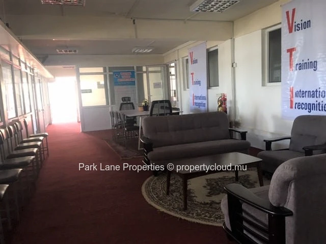 Espace commercial de deux niveaux à Vacoas sur Royal Road – Emplacement de choix avec grande visibilité