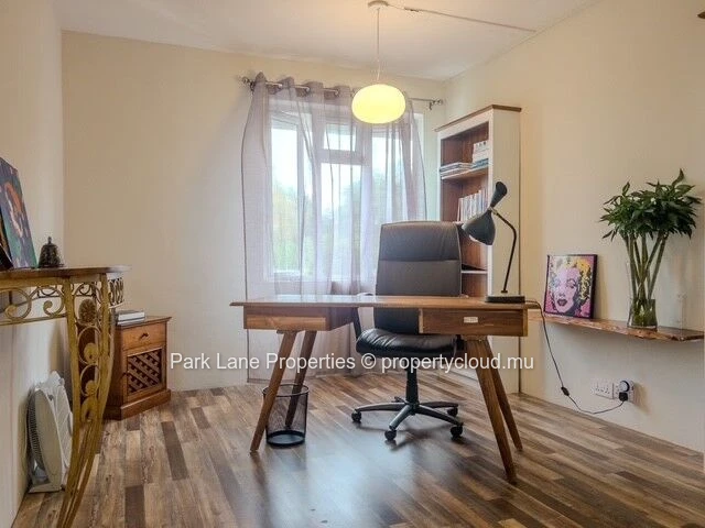 Modern & well-maintained 2-bedroom apartment with terrace in Floréal
