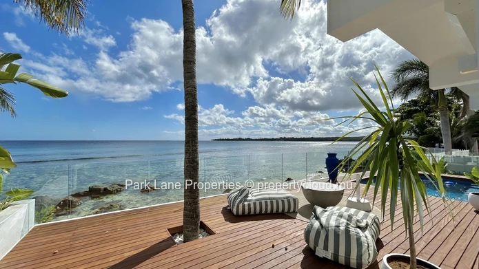 Stylish Beachfront Villa in Tamarin – Perched above the Sea