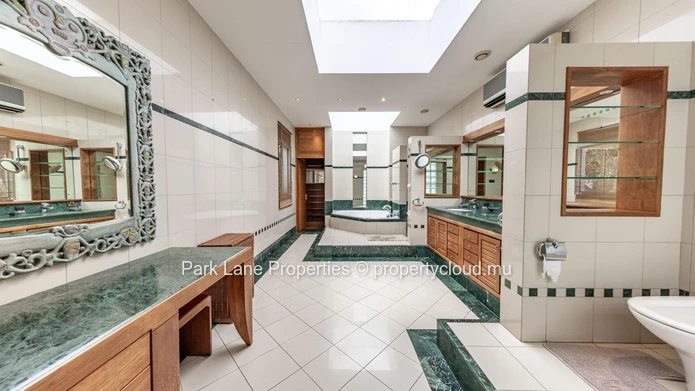 Prestigious villa close to the beach
