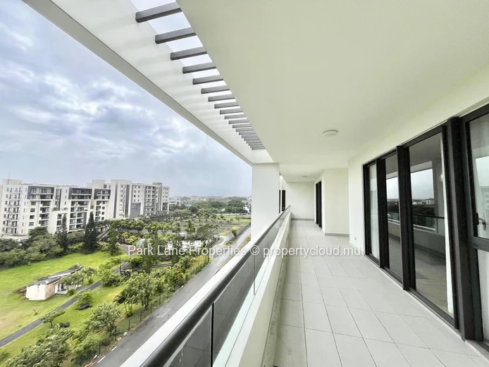 Modern 4-bedroom penthouse overlooking Sodnac Wellness Park