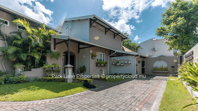 Belle Villa de 4 Chambres avec Piscine et Espaces de Réception au Cœur de Tamarin