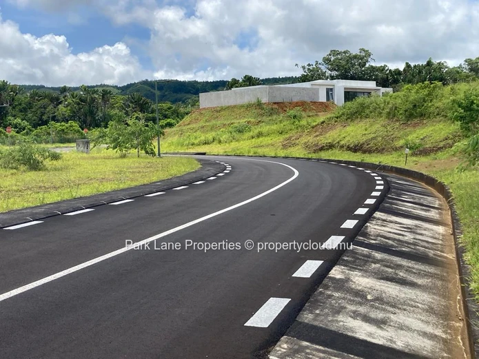 Terrain de 1976 m2 à Avalon : L'Opportunité de Construire Votre Maison de Rêve