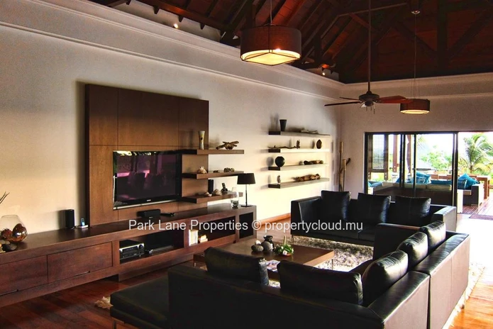 Luxury 6 bedroom villa in a private estate with beach front 5* hotel