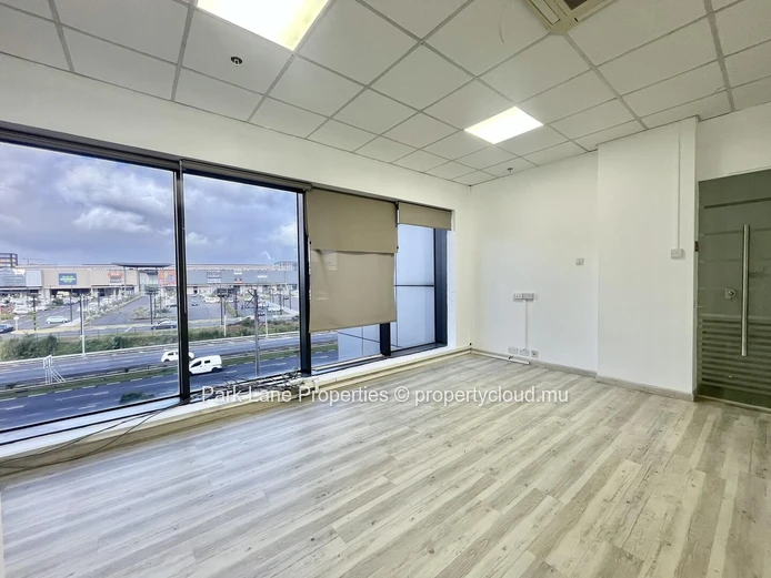 Bureau moderne de 366 m² à louer à Cybercity Ébène – Emplacement d’affaires de premier choix