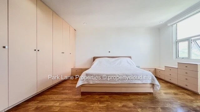 Elegant 330 m² modern residence with breathtaking mountain & sea views