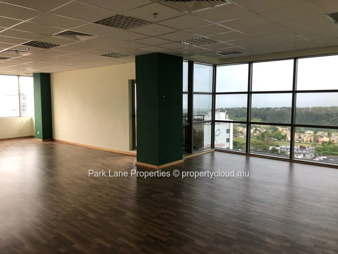 Étage complet de bureaux au cœur d’Ébène – Avec locataires en place