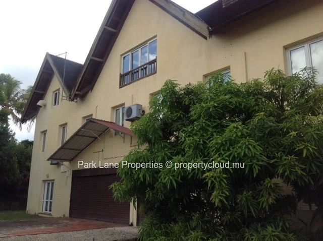 Professional and spacious office space of 302 m² in Trianon – Ready for immediate use
