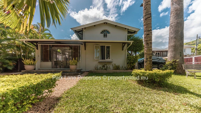 Belle Villa de 4 Chambres avec Piscine et Espaces de Réception au Cœur de Tamarin