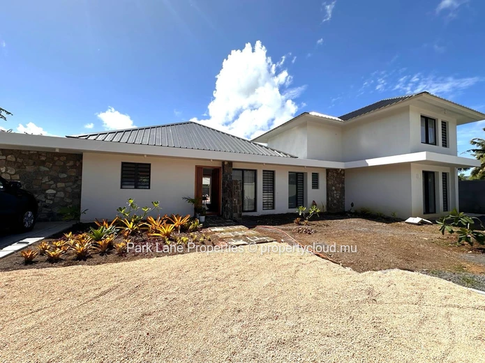 Luxurious gated residence in Piton