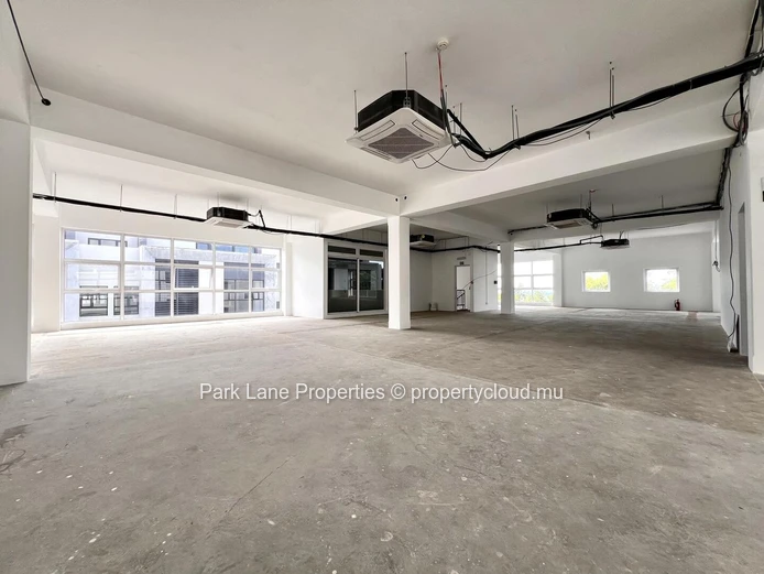 Spacious 371 m² Office or call center space in Ebene with stunning mountain view