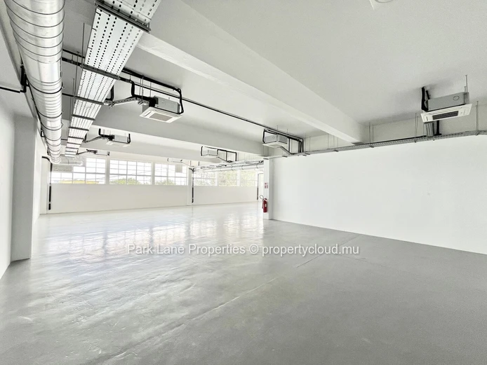 Bureaux Modernes dans le Projet Innovant Nouvelle Usine à Floréal