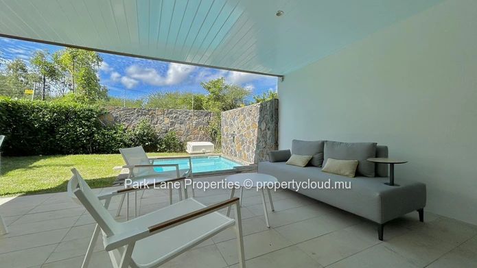 Stylish Townhouse with Pool and Garden, Perfectly Located.