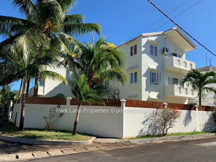 Complex of 6 apartments