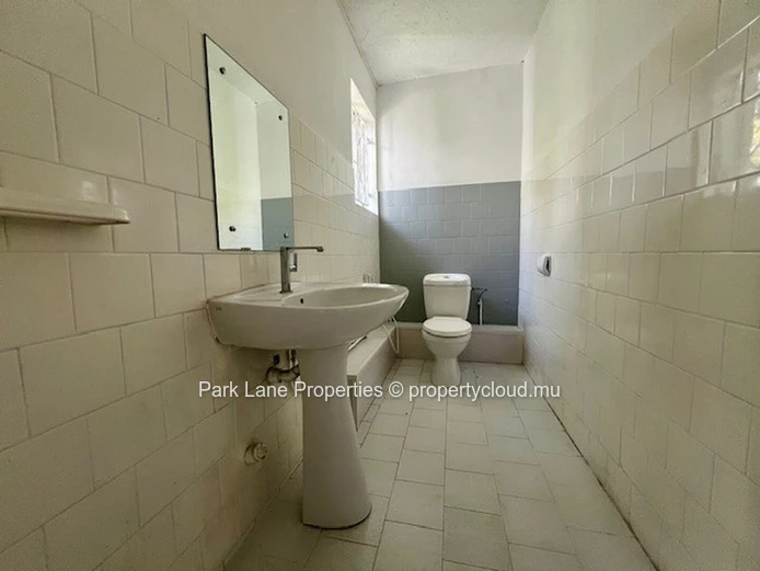 Bureau Spacieux de 231 m² au Premier Étage à Quatre Bornes