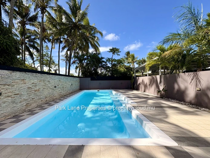 Sea access 3-Bedroom Apartment in Blue Bay with Garden and Pool