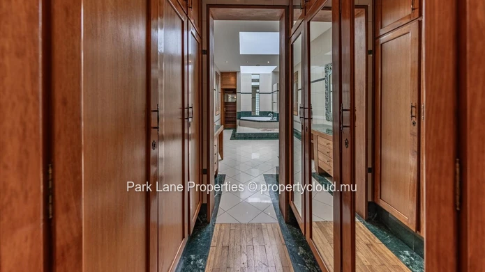 Prestigious villa close to the beach