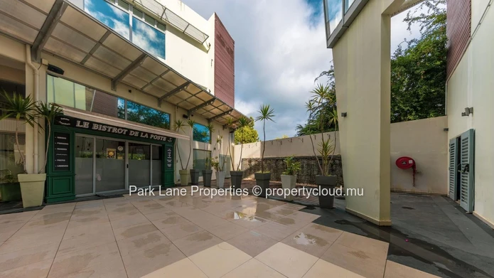 Commercial space ideally situated in the heart of Black River