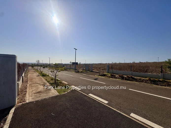 Terrain de 737 m2 à Cascavelle
